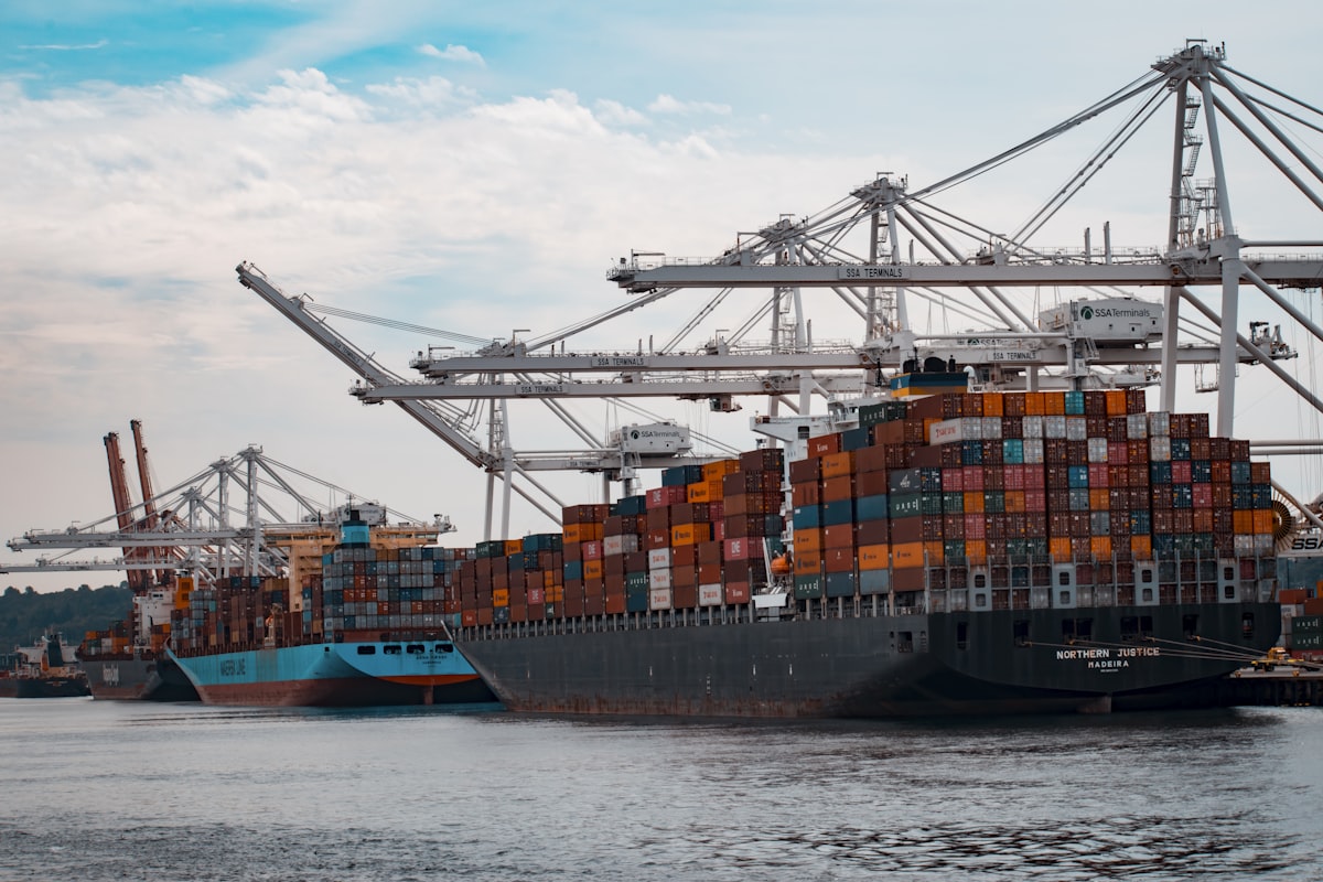 Fraktcontainare i hamn — symboliserar global handel och geopolitik
